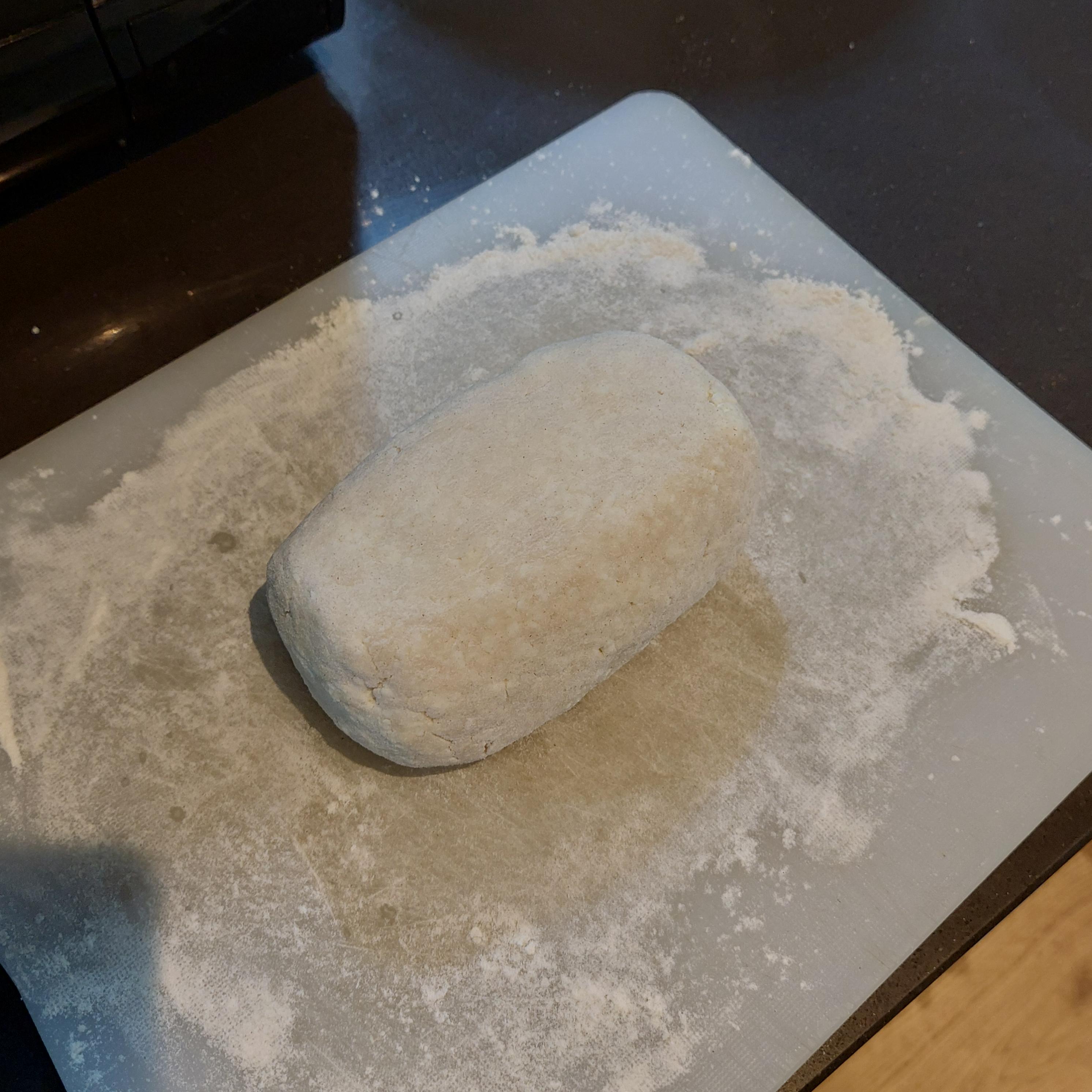 Make a ball out of the mixture, then roll it into a sausage shape. About 6 cm diameter.