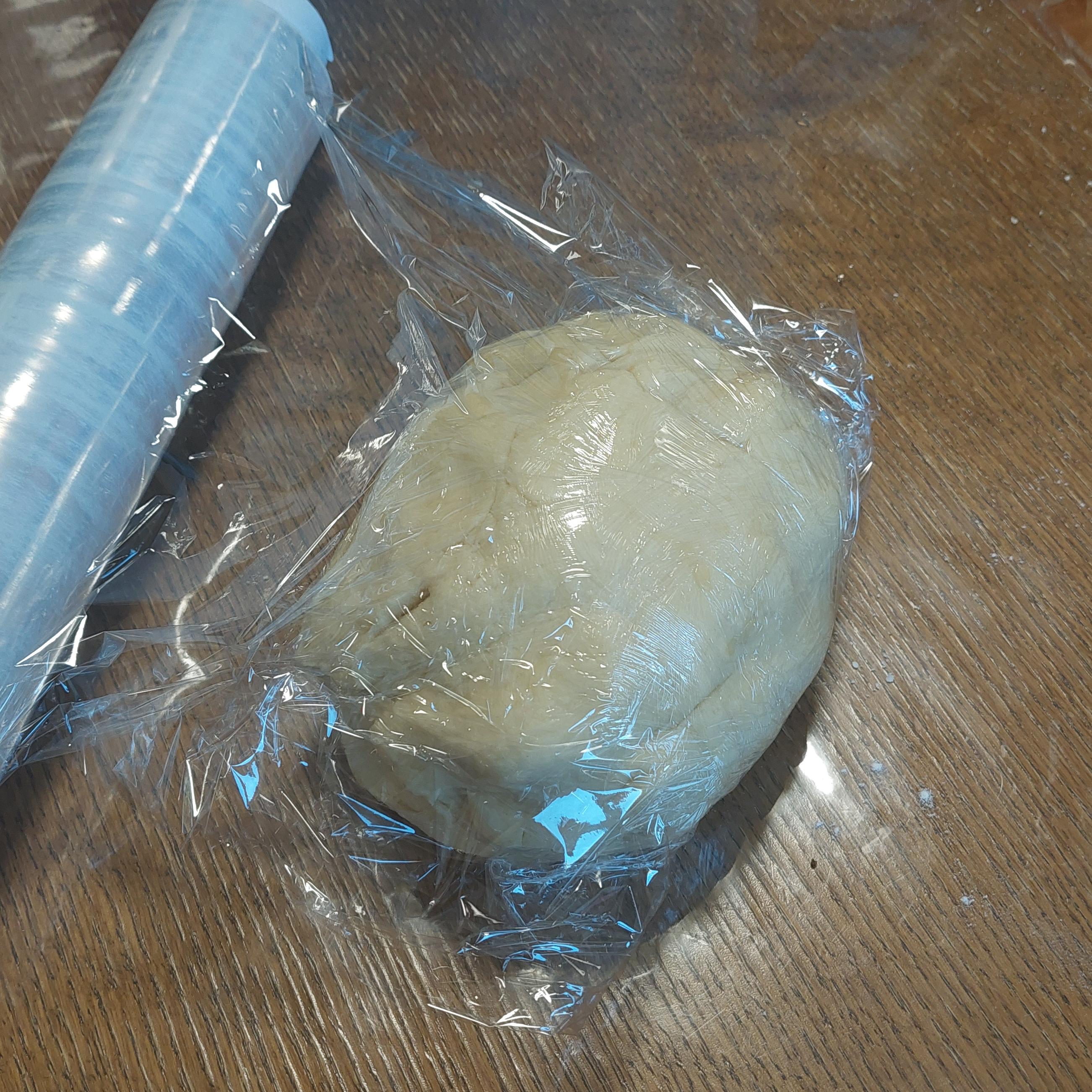 Allow the dough to rest for 1 hour in the fridge