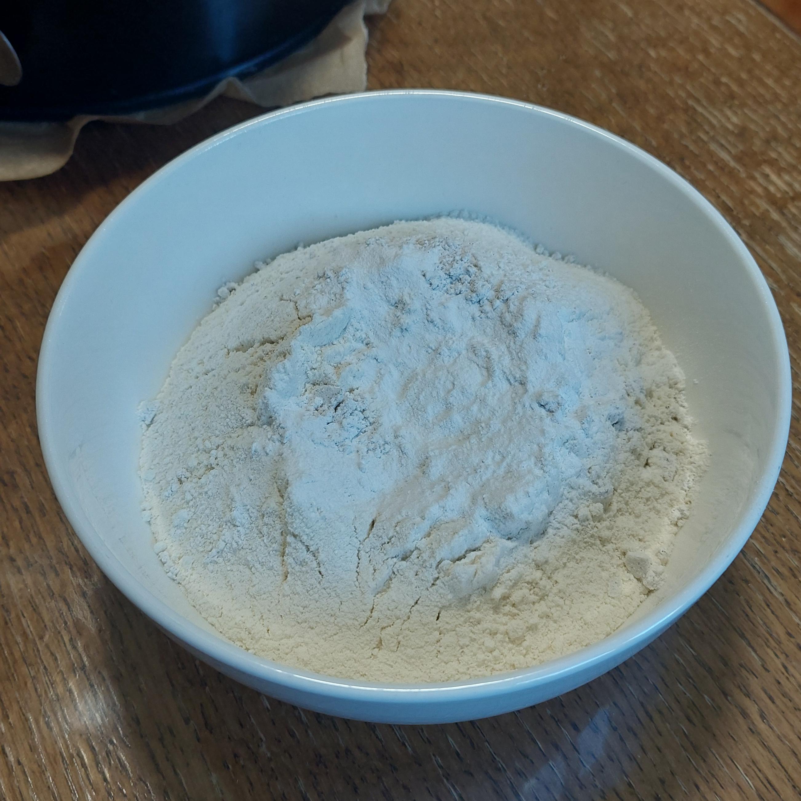 Mix flour, baking powder and vanilla in a bowl.